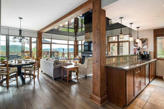 Building Photo - 170 Chem. au Pied de la Montagne
