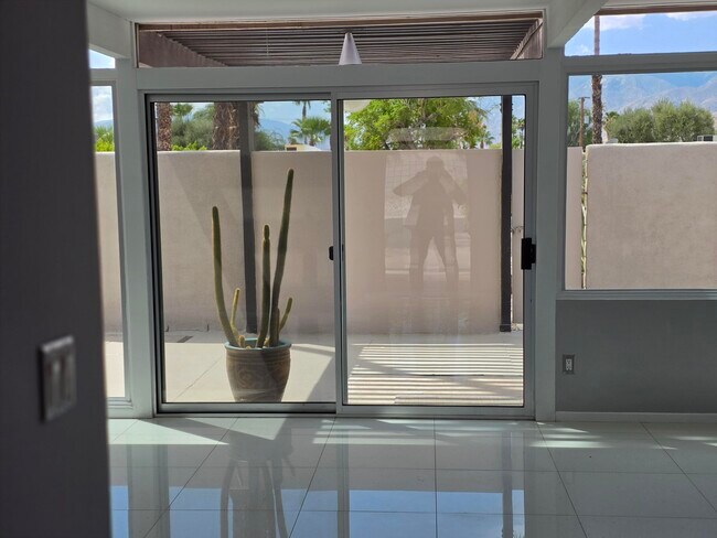Foto del edificio - 723 E Louise Dr