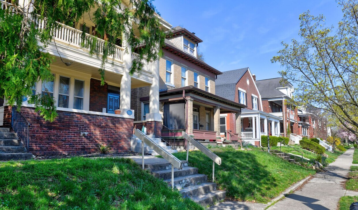 Foto principal - Charming 2-Bedroom Duplex in Franklin Park