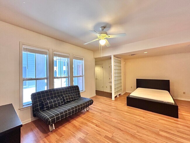 Building Photo - Charming 1/BR 1/BA + Den in a Private, Pea...