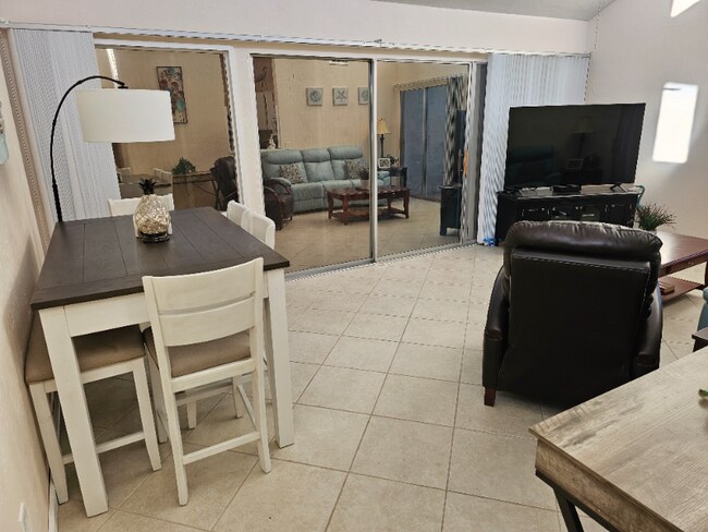 Foto del edificio - 637 White Pine Tree Rd