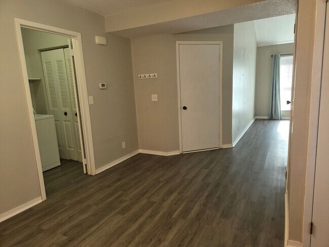 Foto del edificio - Beautifully Updated 2-Bedroom Townhome – Move-In Ready!