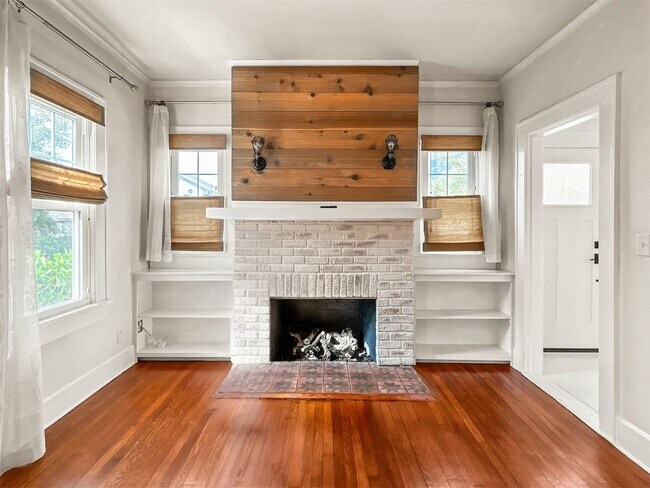 Building Photo - Lovely Home for Rent with Fireplace & Fully Fenced Yard– 2Bed | 2Bath