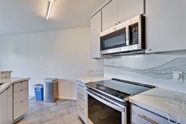 Building Photo - Remodeled 1 bedroom 1 bath penthouse condo...