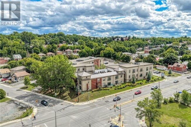 Building Photo - 347 Hyland Dr