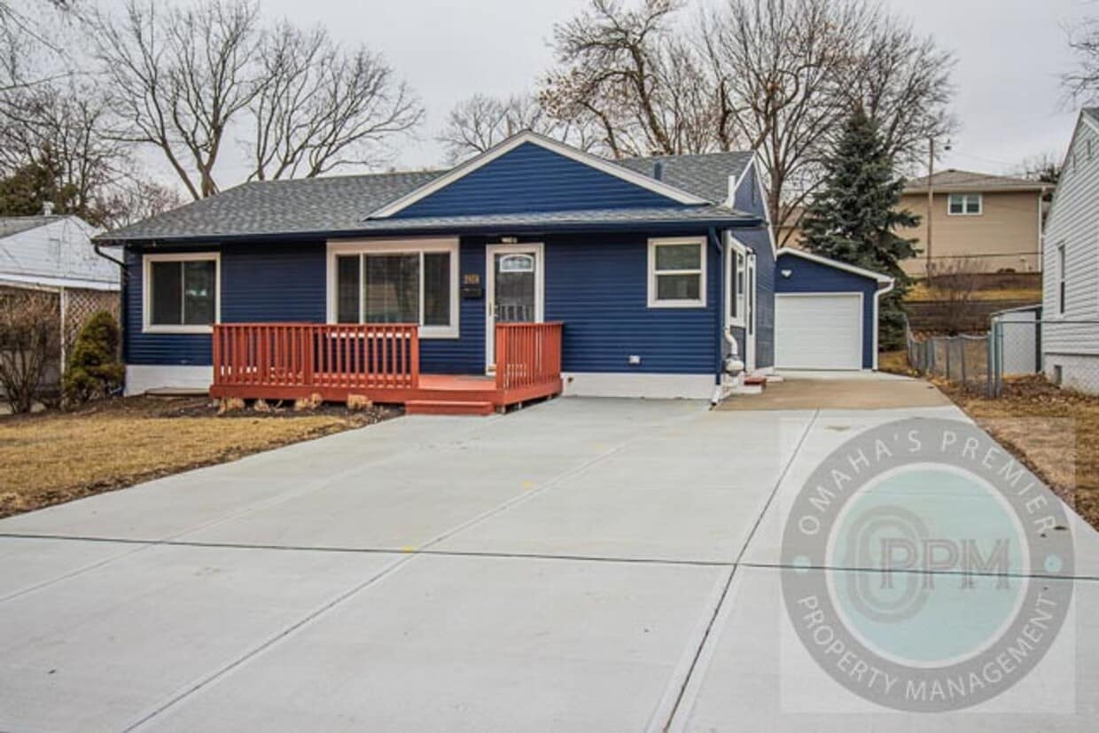 Modern 3 Bedroom / 2 Bathroom Home | Near Aksarben - Modern 3 Bedroom / 2 Bathroom Home | Near Aksarben