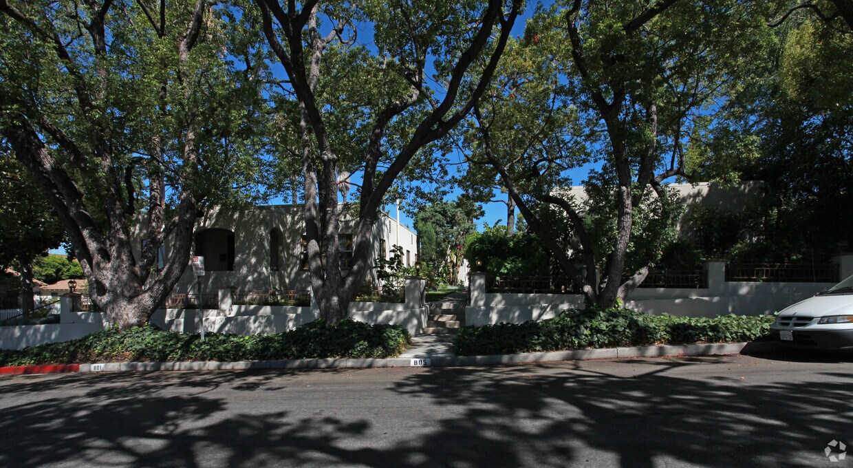 Building Photo - 801 E Tujunga Ave