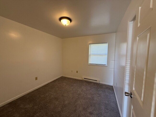 Building Photo - 2 Bedroom, 1 Bath Duplex