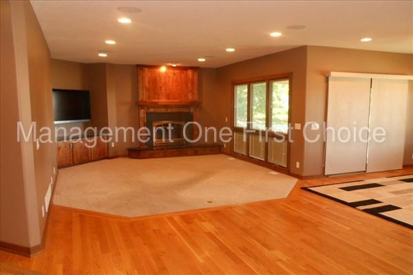 Building Photo - Executive Home