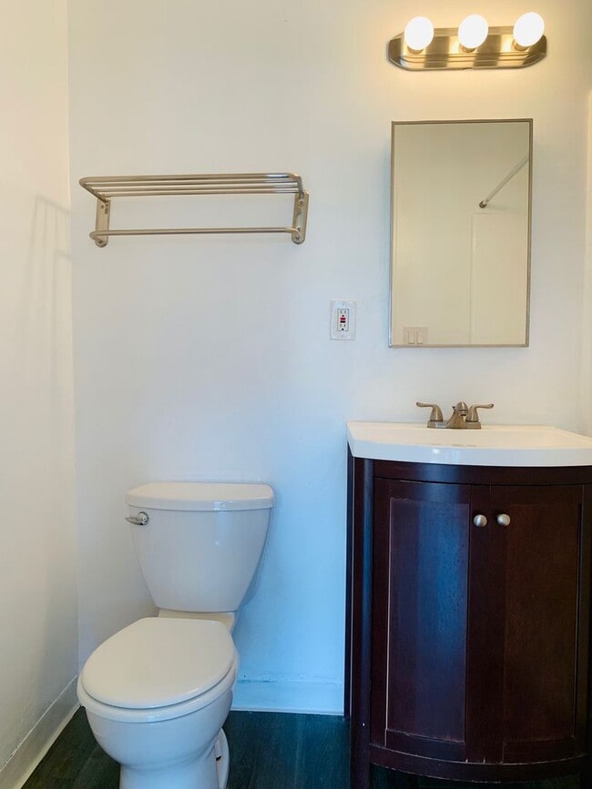 Interior Photo - 917 Centinela Ave