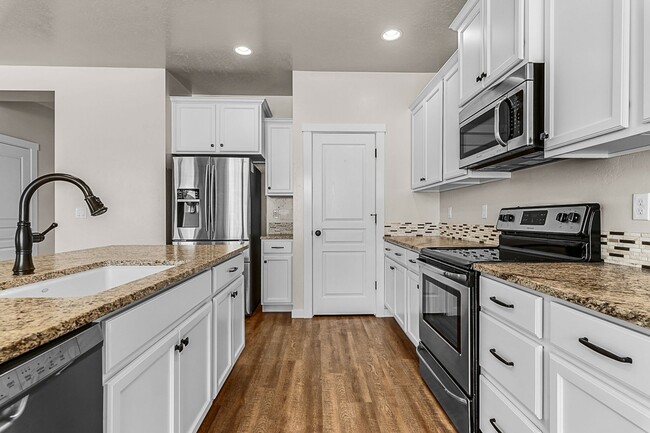 Foto del edificio - Beautiful 5bd/2.5ba, 3-car Tandem Garage H...