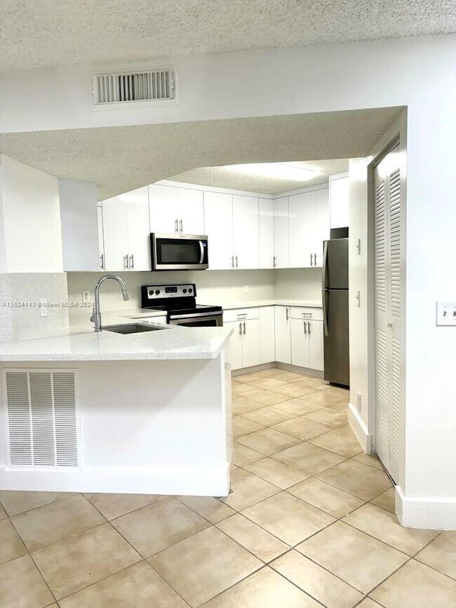 Foto del edificio - 8801 Wiles Rd