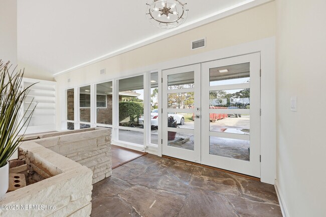 Building Photo - 330 San Juan Dr