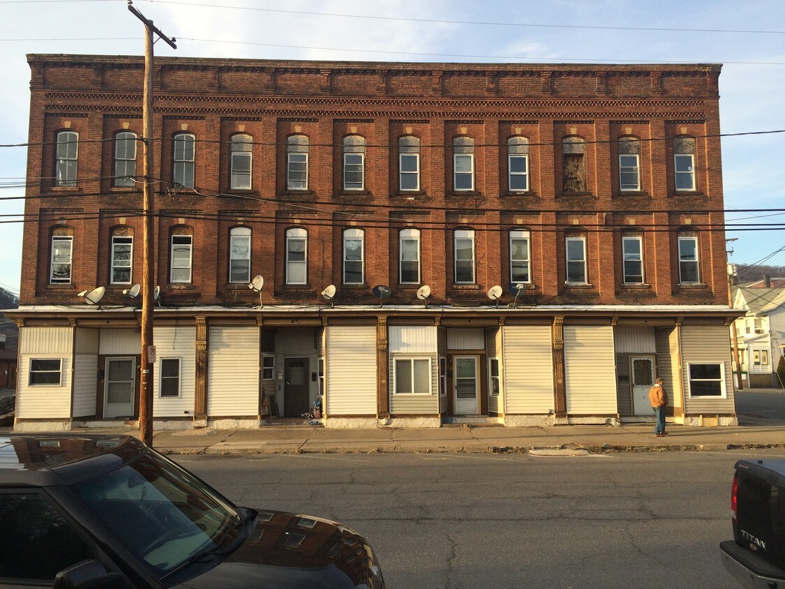 Building Photo - 301-307 W Spruce St