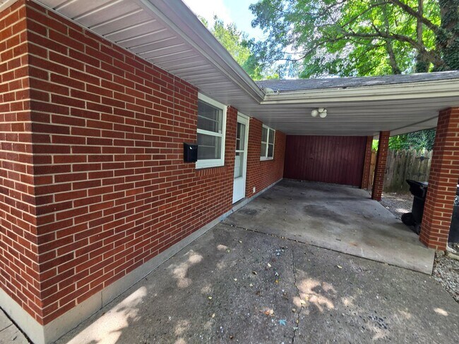 Building Photo - Lovely 3 bedroom 1 bath with spacious kitchen and tons of natural light!
