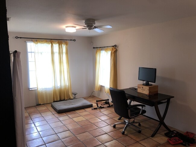 Foto del edificio - 1206 W 51st St