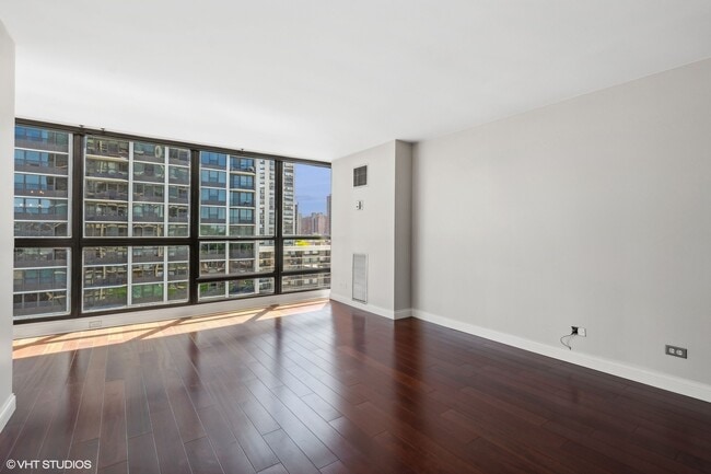 Building Photo - 1540 N La Salle Dr