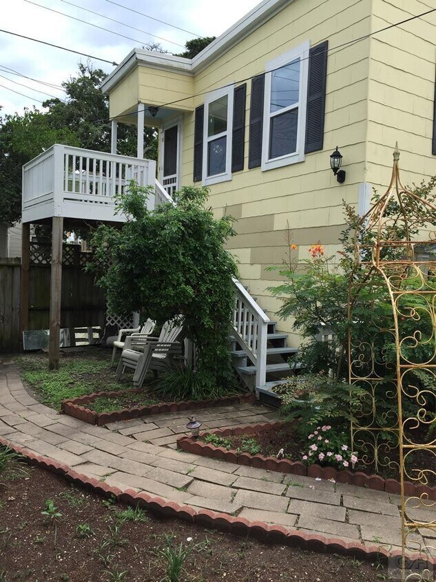 Primary Photo - 1123 Sealy Ave