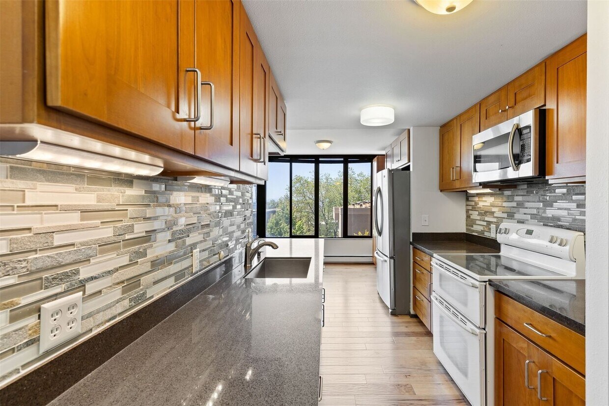 Primary Photo - 2 bed 2 bath condo in heart of Capitol Hill!