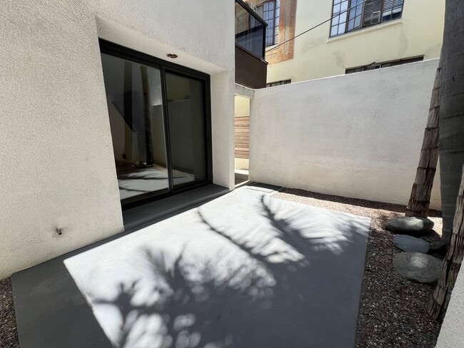 Building Photo - Modern 3-Level Belmont Heights Townhome St...