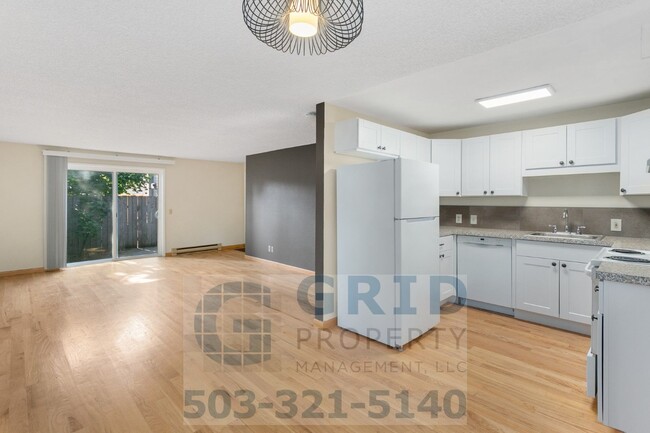 Building Photo - GPM648 - SE Stark St (T1)