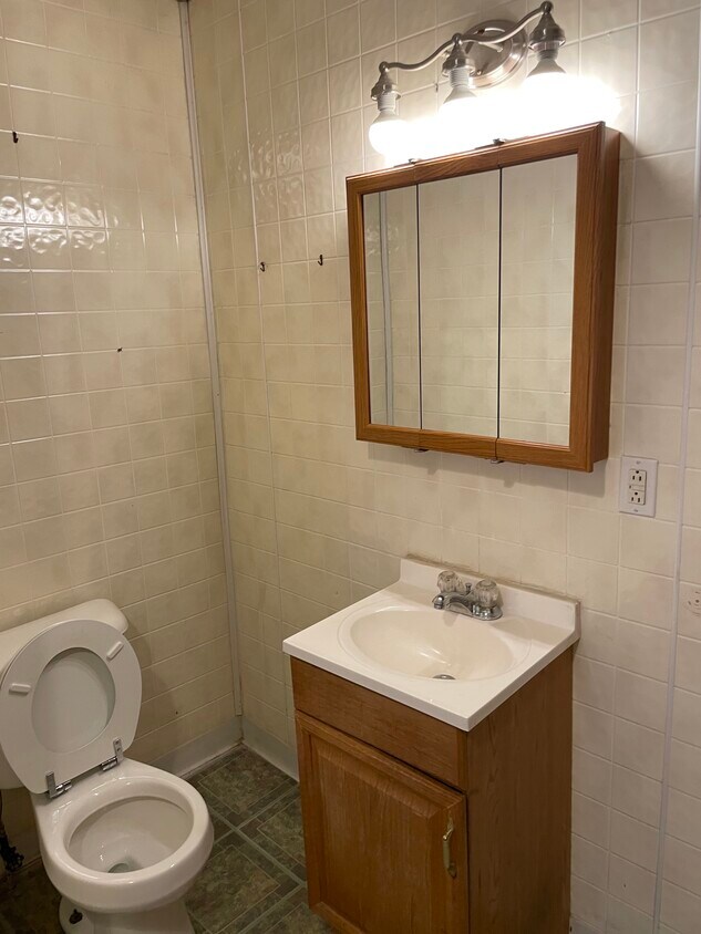Baño - 201 Center Ave