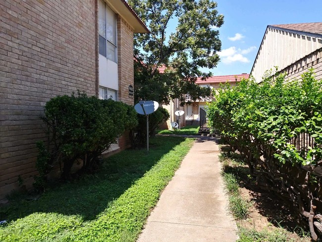 Building Photo - 6414 Brentwood Stair Rd