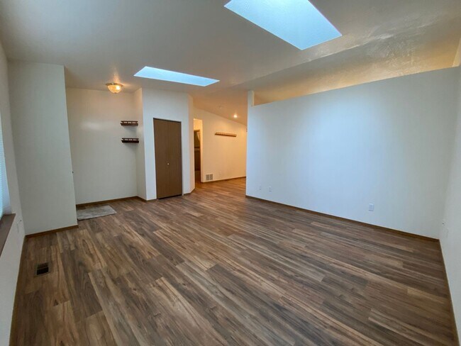 Foto del edificio - 645: 3674 E. 2nd Ave