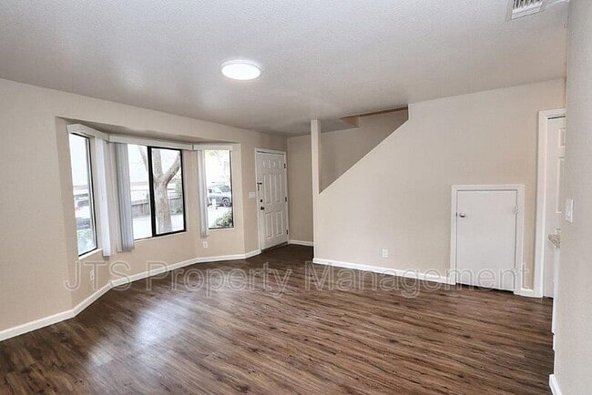 Foto del edificio - 5822 Alorn Ln