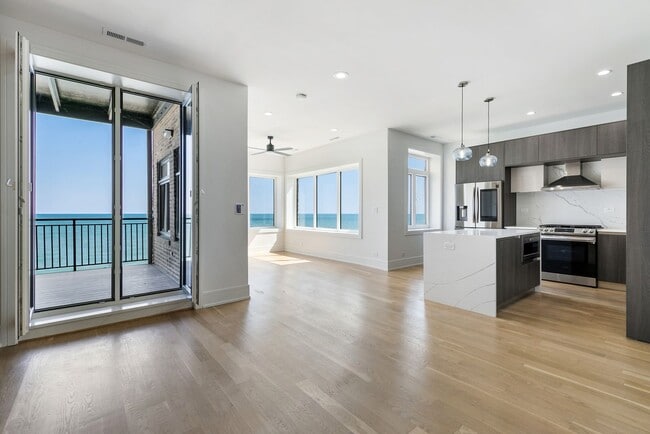 Building Photo - 7729 N Eastlake Ter