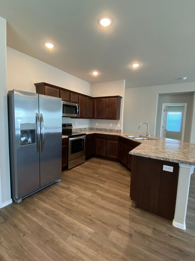 Building Photo - *$99 First Month's Rent!*  | 3 Bed + 2 Bath Home in Fox Tail!