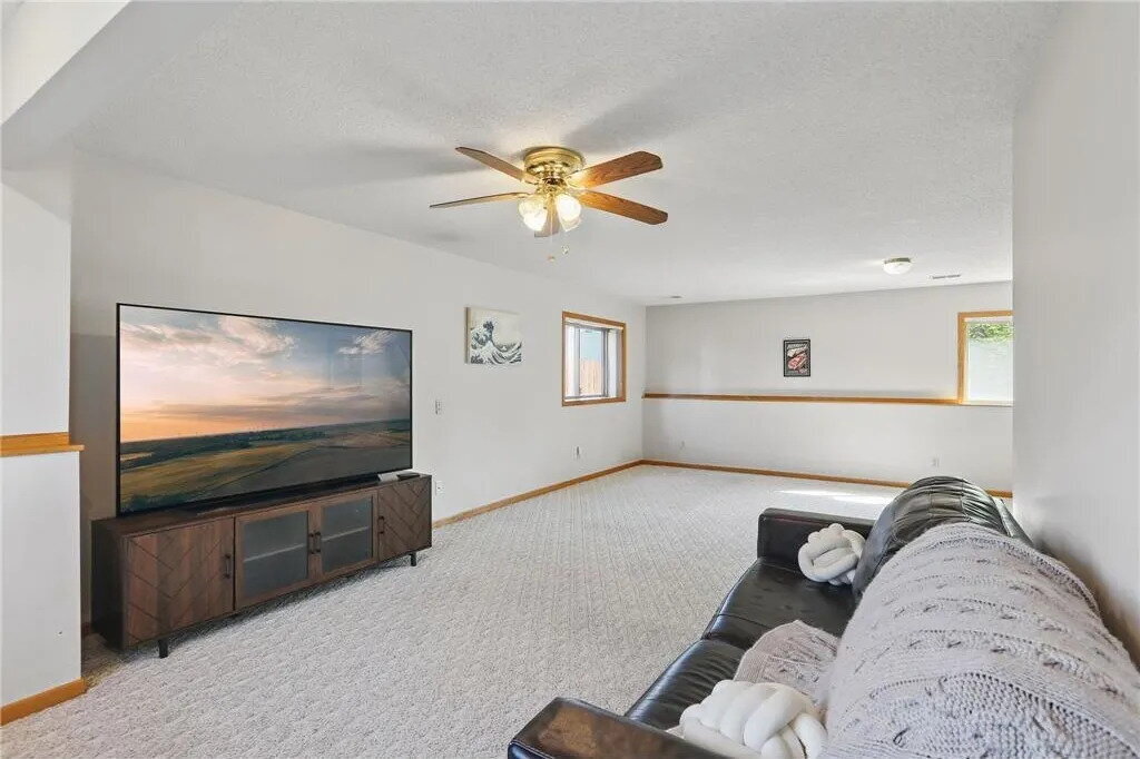 Foto del edificio - "Charming 3-Bed Minneapolis Retreat with 2 Full Baths & Spacious 2040 Sq Ft Layout!"