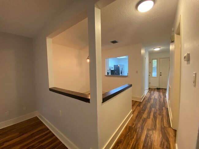 Foto del edificio - 1730 Beechwood Cir N