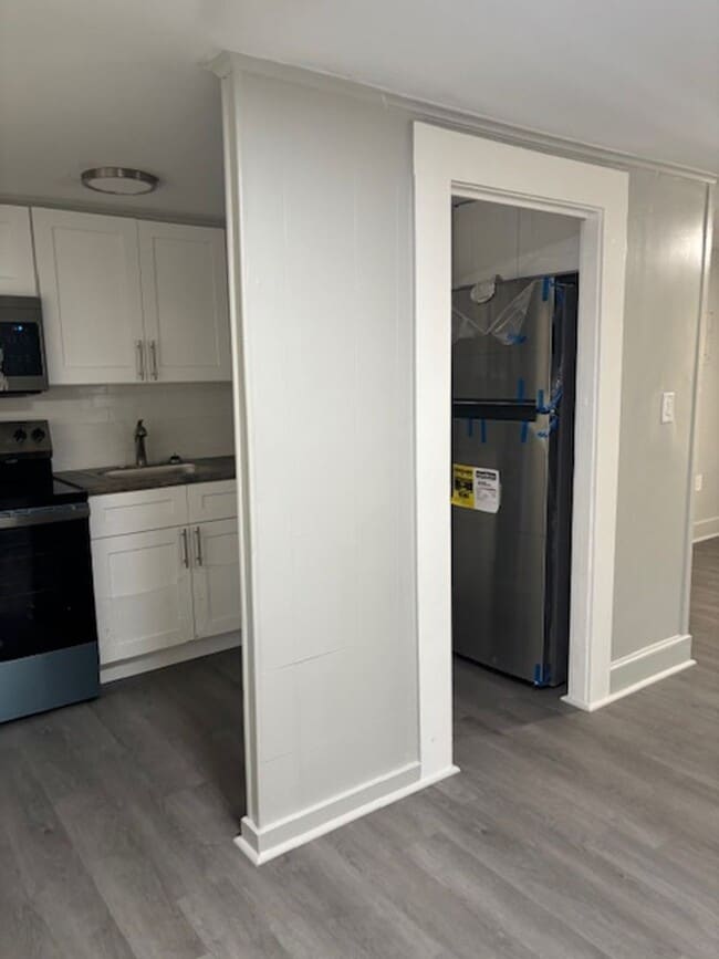 Building Photo - Newly Renovated 1 Bedroom / 1 Bath Apartment