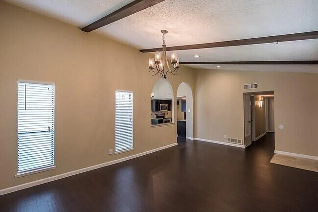 Foto del edificio - 2925 Holy Cross Ln