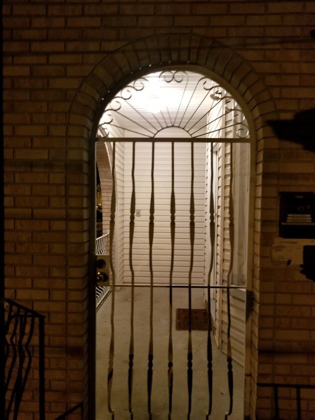 Private Entrance - 321 Stiles St