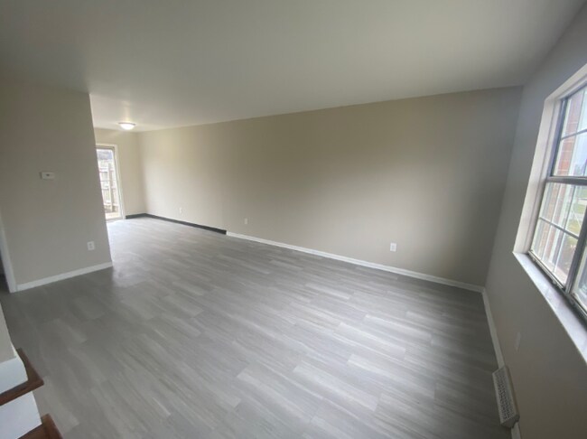 Building Photo - 1133 McCarley Dr E