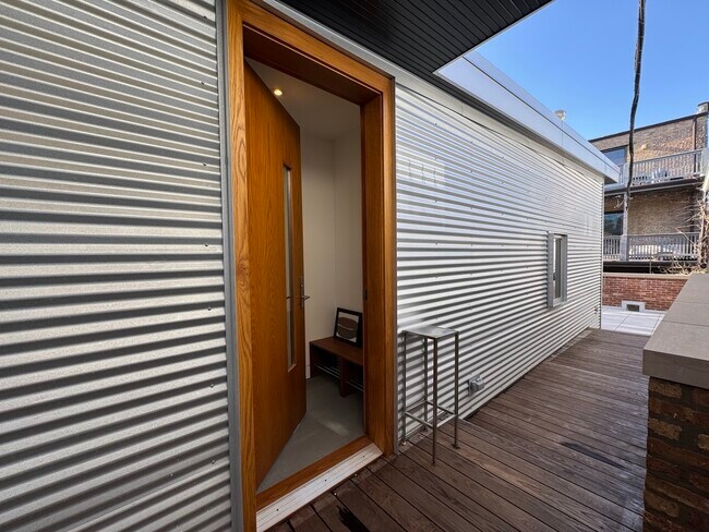 Foto del edificio - 1317 N Leavitt St