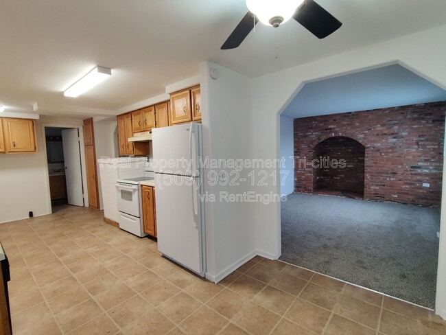 Building Photo - 729 S Fir St