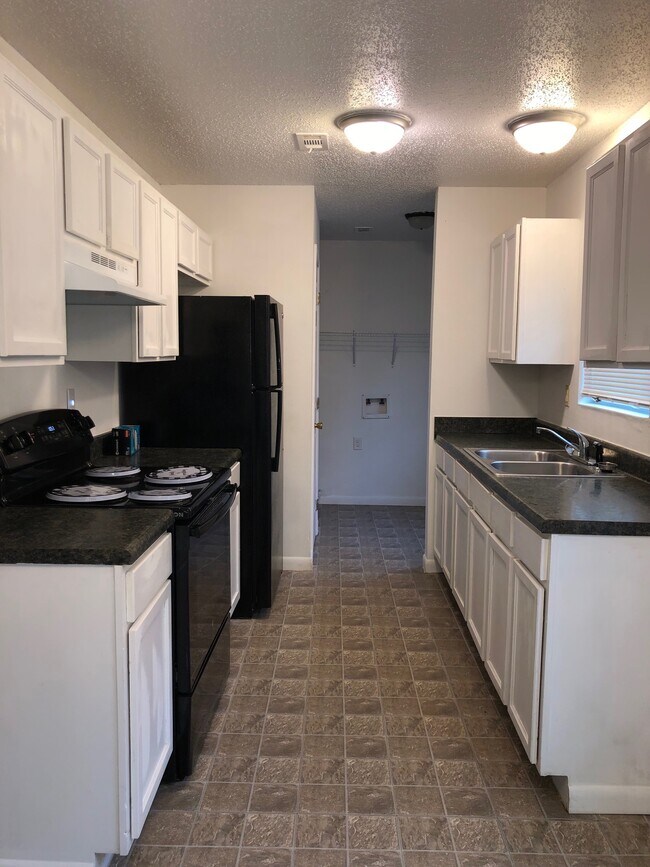 Kitchen - 419 Carbon Dr