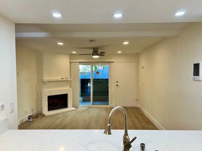 Foto del edificio - Beautiful finishes, MUST SEE! Renovated 1 bedroom condo in La Jolla Park Villas! Includes 1 COVER...