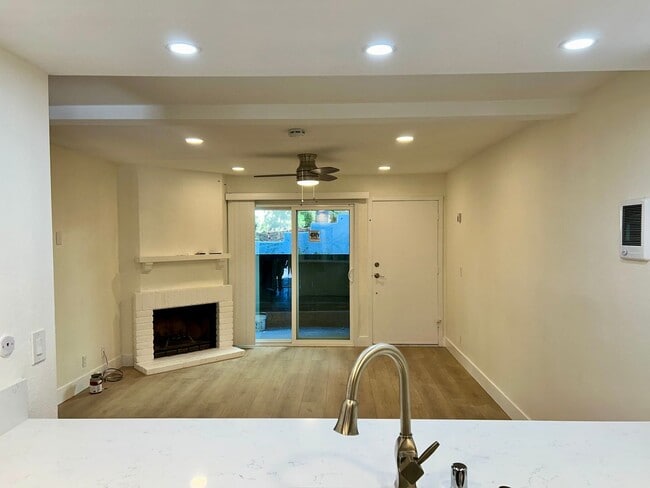 Building Photo - Beautiful finishes, MUST SEE! Renovated 1 bedroom condo in La Jolla Park Villas! Includes 1 COVER...