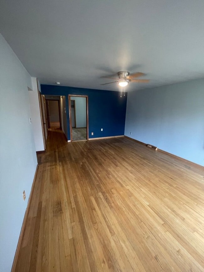 Building Photo - 3 Bedroom Single Family