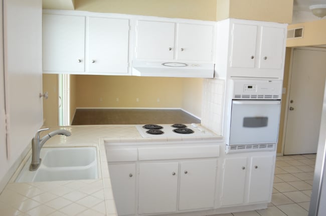Building Photo - 1653 N Circle Dr