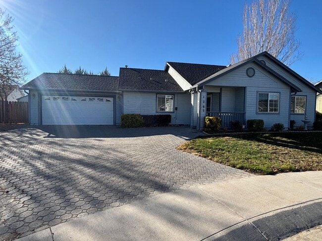 Building Photo - Great home in Chichester Estates