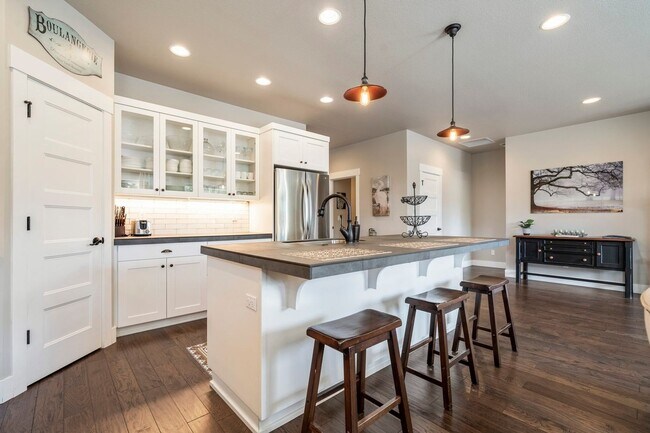 Building Photo - Midtown Farmhouse - 3BR House in Bend