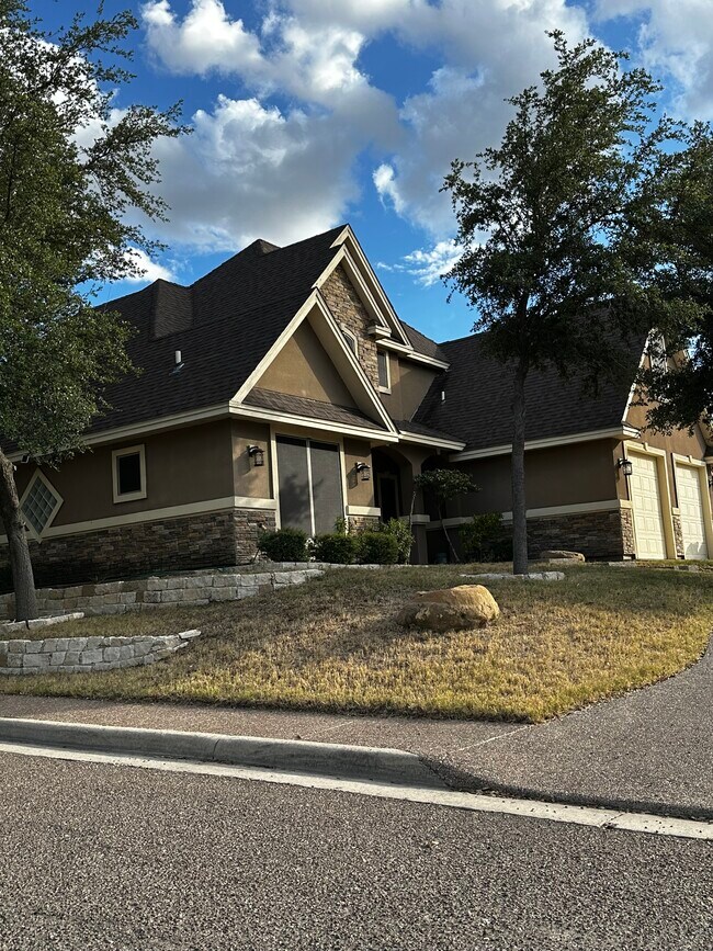Building Photo - 431 Puig Dr