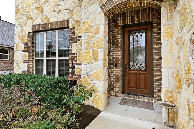 Building Photo - 6825 Leonardo Dr