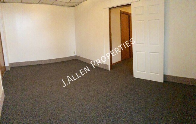 Building Photo - Spacious 2 bed in Charming Building