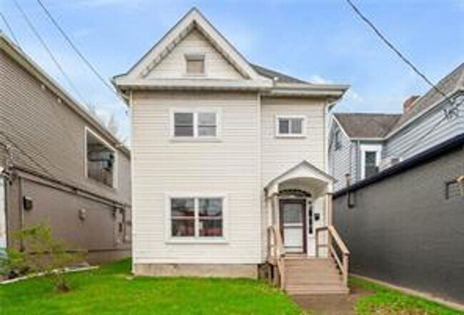 Foto del edificio - Charming 2-Bedroom Home with Tall Ceilings & Backyard Deck in Coraopolis